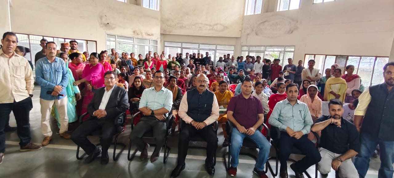 धनतेरस के पावन अवसर पर हर वर्ष की भांती नगर निगम द्वारा टाउन हॉल कार्यालय में स्वच्छता कर्मियों को उनके उत्कृष्ट कार्य और समर्पण के लिए महापौर श्री वीरेन्द्र भट्ट शर्मा द्वारा  सम्मानित किया गया।